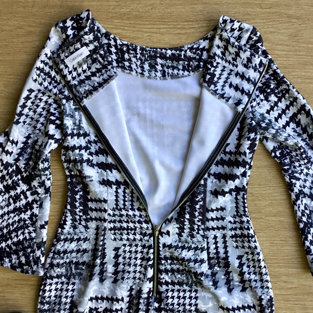 Calvin Klein LAST ONE! Size 6 - Bell-Sleeve Dress - Picture 6 of 8